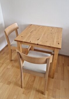 Jídelní stůl IKEA z masivu