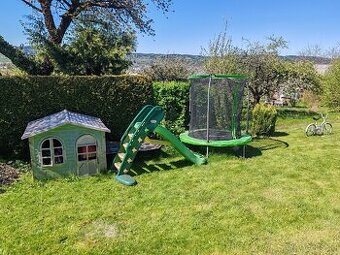 Trampolína, skluzavka, dětský zahradní domek