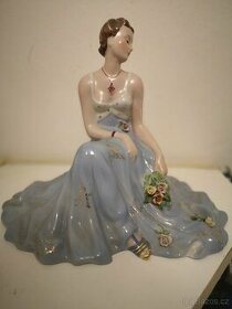 Porcelánová plastika Royal Dux sedící ženy - 1