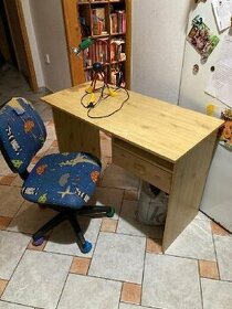Dětský psací stůl a lampička