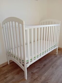 Dětská postýlka se stahovací bočnicí