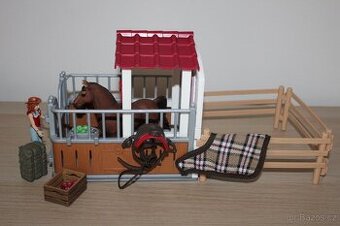 Malá stáj s jezdkyní a příslušenstvím Schleich