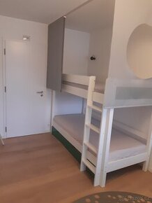 Patrová postel vč paravanů a lišty - 1