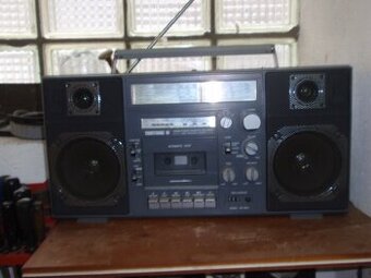 retro rádio s kazeťákem