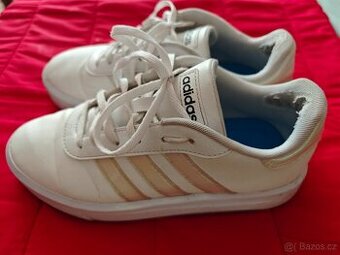 Dámské tenisky Adidas.