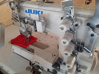 Průmyslový coverlock nejvyšší třídy Juki MF-7523-U11-B56.