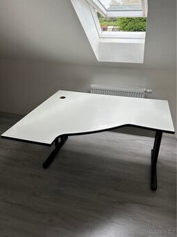 Ergonomický kancelářský stůl s výřezem