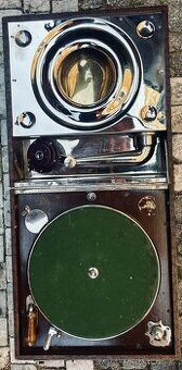 Salonní kufříkový gramofon Supraphone s amplionem. Cca 1930