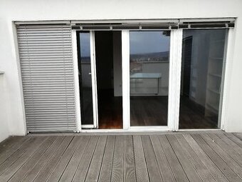 výsuvně-posuvné dveře 400x200 a venkovní žaluzie - manuální