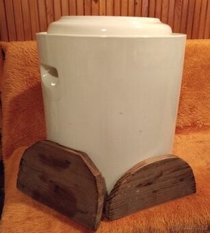 Nabízím velký hrnec na zelí s poklopem starý bílý