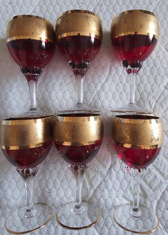 červené zlacené skleničky