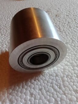 Rolna na pásovou brusku