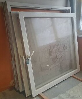 Plastová okna s rámy - 2 kusy