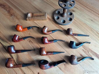 11 ks dýmek, stojánky a další příslušenství