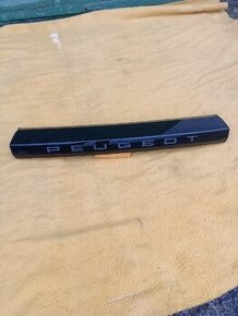 Peugeot 2008 nápis na víko kufru zavazadlového prostoru