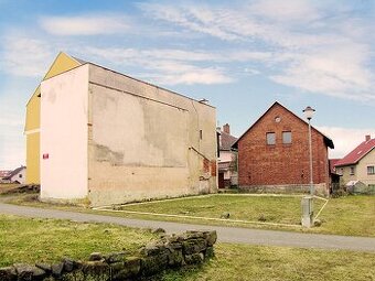 Rohový stavební pozemek 131 m² u nám. v centru obce Osečná