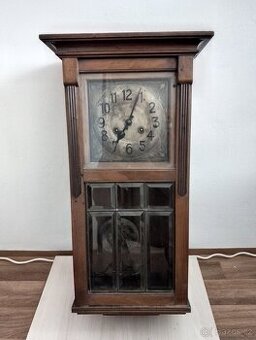 Kyvadlové hodiny z první republiky