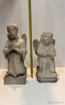 Pár starožitných soch andělů – modlící se a s křížem