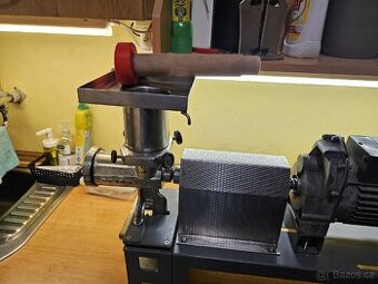 Elektrický mlýnek na maso.