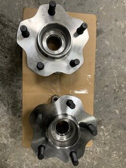 Zadní náboj s ložiskem 5x114,3 nissan