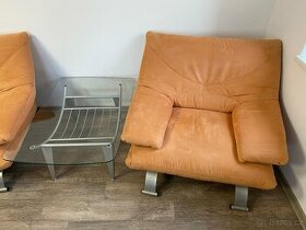 Křeslo, konferenční stolek