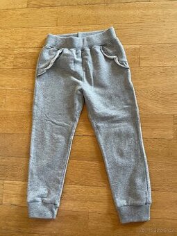 Tepláky zdobené volánky vel. 104 jako nové