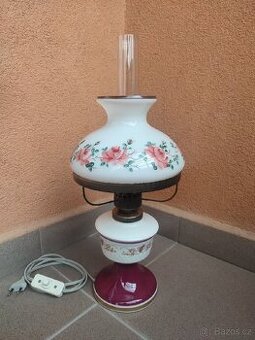 STAROŽITNÁ STOLNÍ LAMPA.