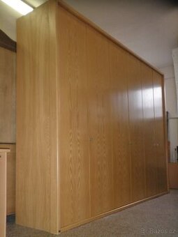 Velká pevná šatní skříň