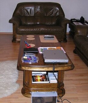 Masivní konferenční stůl v barvě ořechu