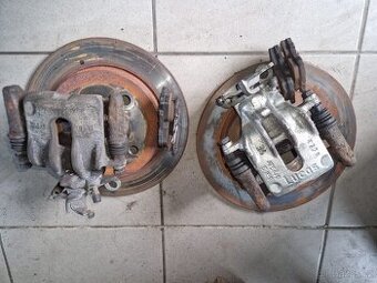 Zánovní zadní brzdové třmeny, zadní destičky a kotouče