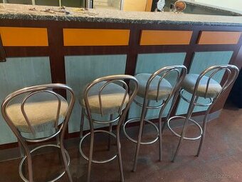 Vybavení hospody stoly , židle a další