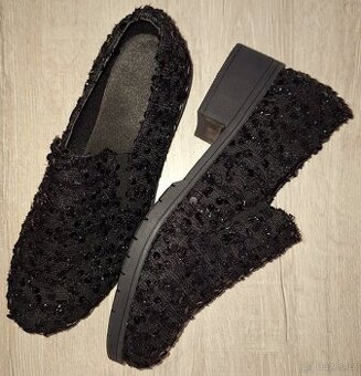 Lehké moderní dámské černé botky s glitry, vel. 36