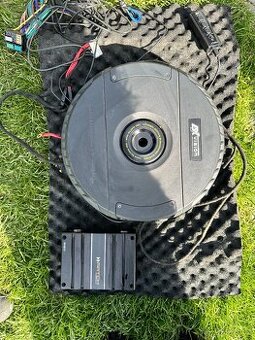 subwoofer do rezervy se zesilovačem