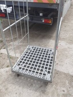 Plastove palety na koleckach
