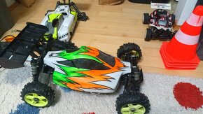 Závodní 1/8 Xray buggy elektro 1:8 RC model