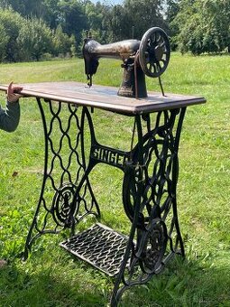 Starožitný šicí stroj Singer