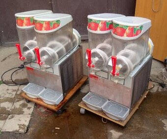 Výrobník ledu. Výrobník ledové tříště - drtě = drinky.