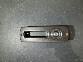 Staré retro bakelitové dveřní kukátko se jmenovkou