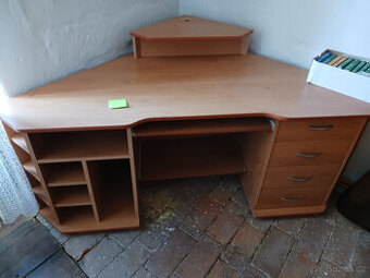 Rohový psací stůl do (nejen) dětského pokoje