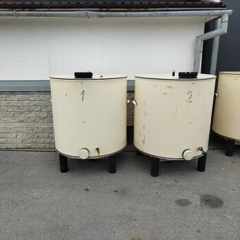 Nádrže na víno kubikovky