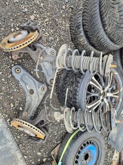 Peugeot 207-tlumiče, Těhlice, ramena, brzdy