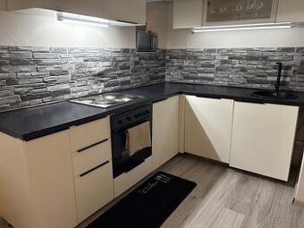 Bílo černá kuchyň