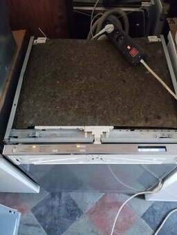 Kvalitní plně vestavná myčka zn. Miele