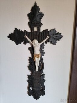 Ježiš na kříží vyřezávaném ze dřeva , porcelán