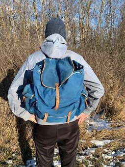 Zachovalý starožitný plátěný batoh s koženými popruhy