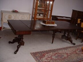 Velký rozkládací jídelní stůl