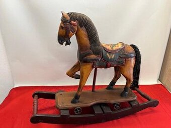 Starý, dřevěný houpací kůň