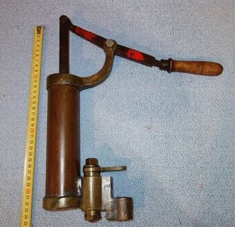 Mosazná pípa na pivo z hospody, pumpa