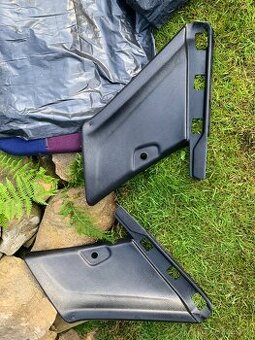 Golf Mk2 - B, C Sloupky černé. Parapety černé s kobercem