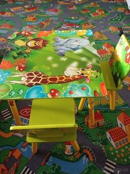 Dětský stůl a 2 židličky.